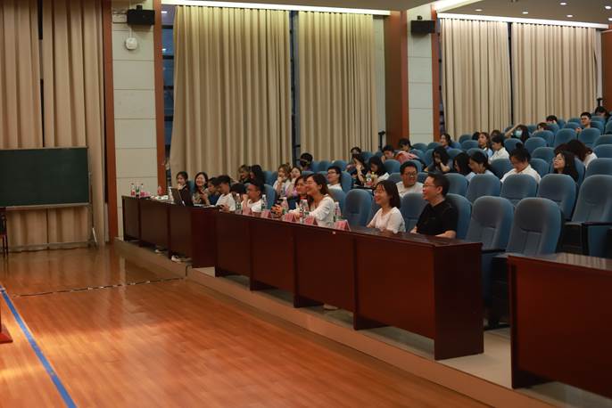 图三：师生和主讲嘉宾现场互动